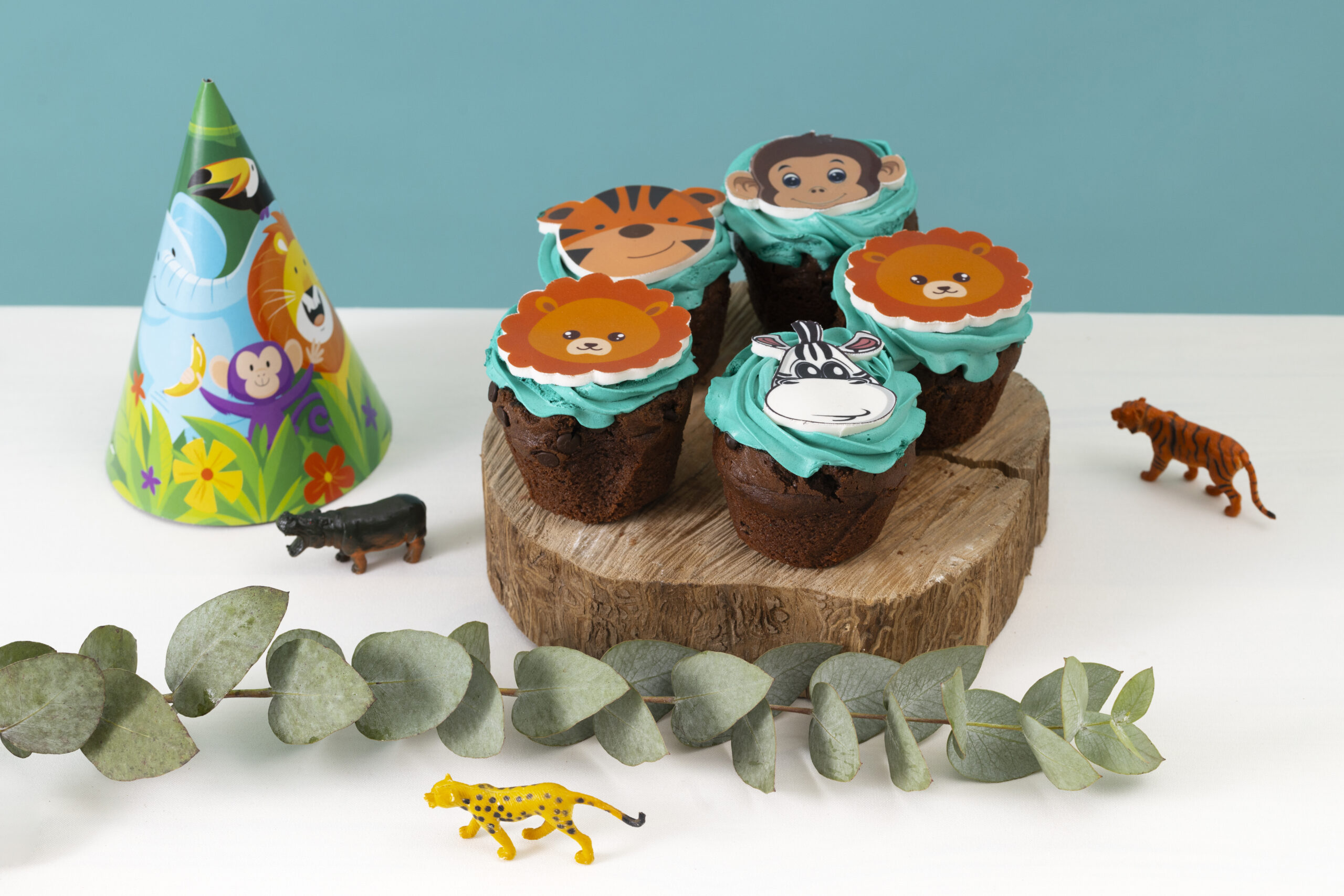 delicious-safari-party-cupcakes-arrangement (1)